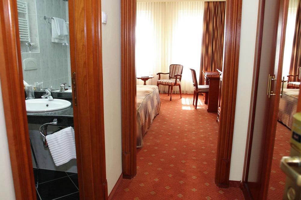 Hotel Galleria Subotica Buitenkant foto